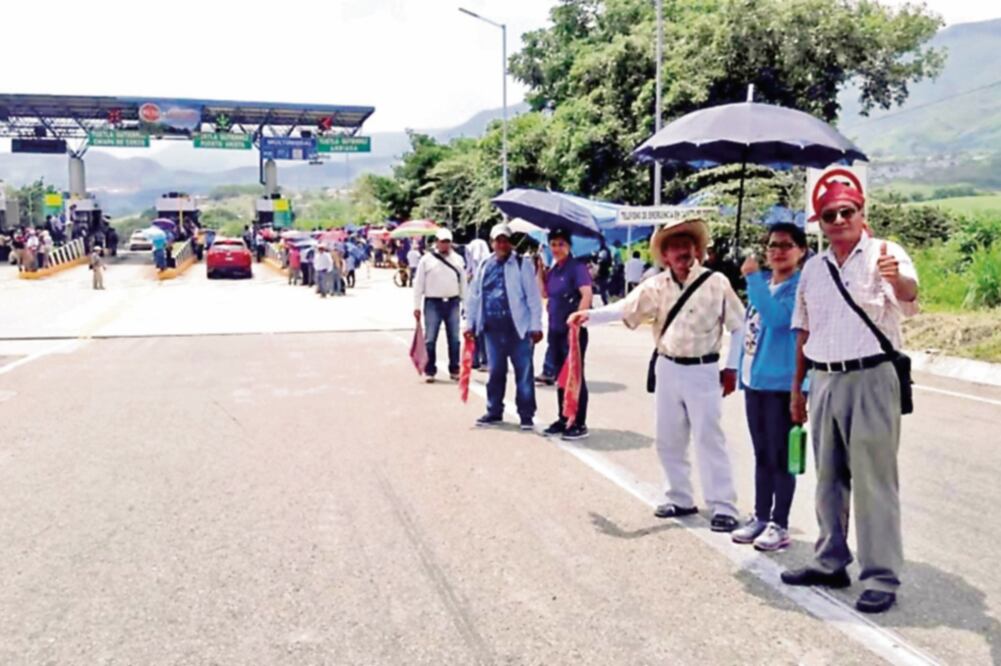 En protesta por la reforma educativ, los maestros anunciaron que el lunes tomarán el aeropuerto internacional Ángel Albino Corzo, en Chiapa de Corzo (ESPECIAL)