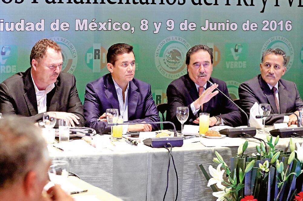 A una semana de que arranque el periodo extraordinario, senadores del PRI encabezados por Emilio Gamboa se reunieron para analizar diversos temas (ESPECIAL)