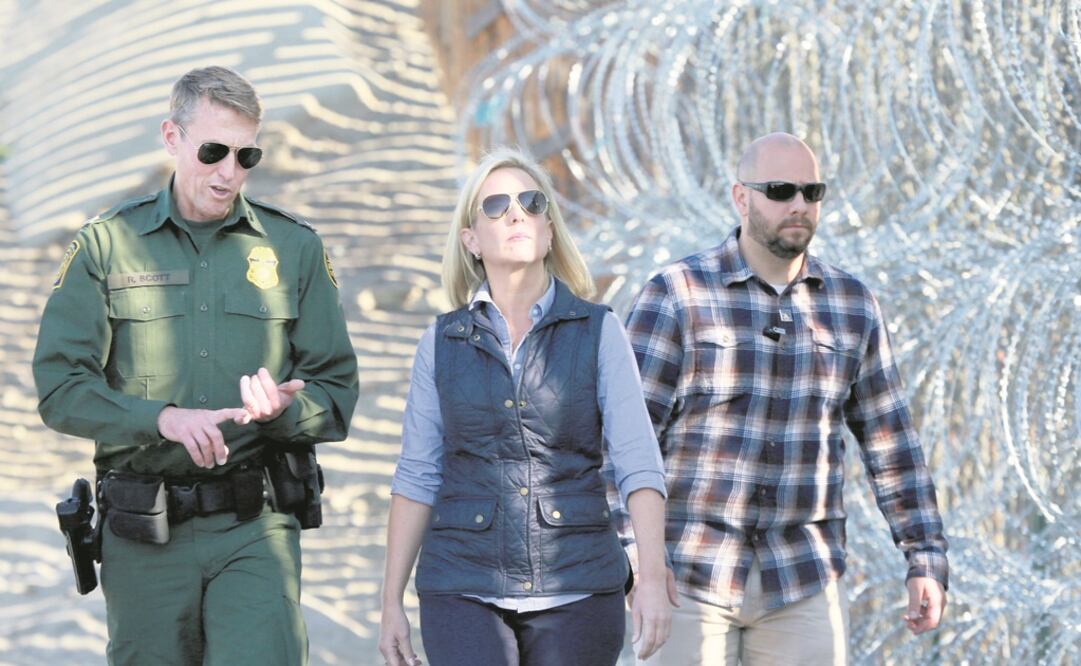 Kirstjen M. Nielsen, secretaria del DHS, durante su recorrido de ayer en la zona fronteriza de San Diego, en el distrito de San Ysidro. Foto: SANDY HUFFAKER. AFP