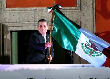 Entre júbilo y alegría, el alcalde de Coyoacán, Giovani Gutiérrez, encabeza el Grito de la Independencia