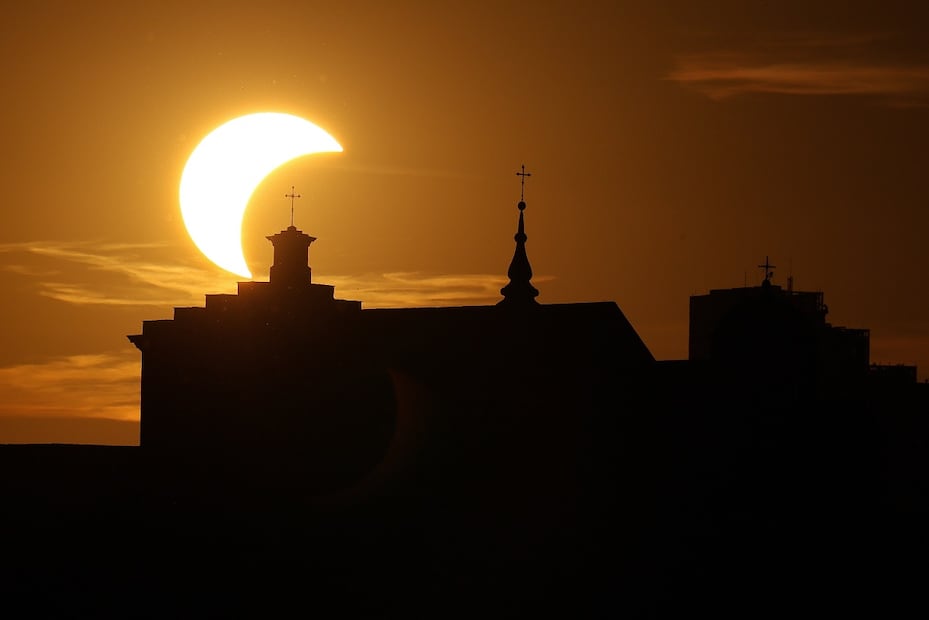 Otra vista del eclipse solar en Varsovia, la capital polaca. FOTO: EFE