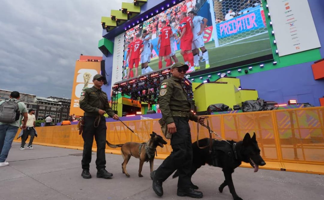 Binomios caninos de la Sedena vigilan el FIFA Fan Fest. Foto: Luis Camacho / EL UNIVERSAL
