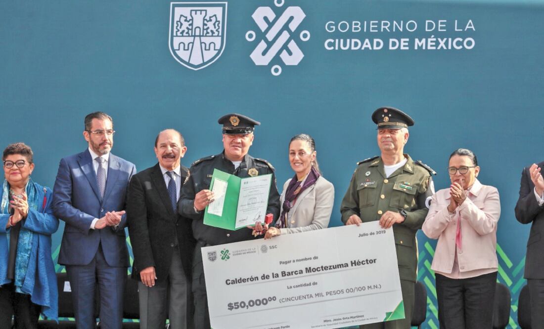 El policía Héctor Moctezuma Calderón de la Barca recibió un premio por 50 mil pesos de manos de la jefa de Gobierno, Claudia Sheinbaum, por ayudar a una mujer a recuperar su bolso con 40 mil pesos. Foto/DIEGO SIMÓN. EL UNIVERSAL