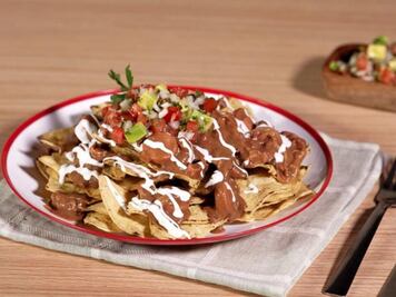 Cocina chilaquiles charros para el desayuno