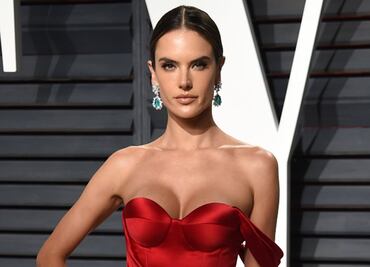 Alessandra Ambrosio celebra desnuda a EU