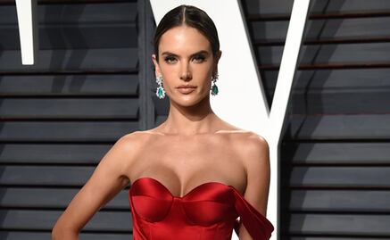 Alessandra Ambrosio celebra desnuda a EU