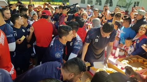 Chivas convive con su afición partiendo Rosca de Reyes
