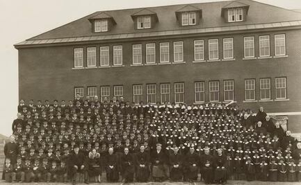 ¿Qué se sabe sobre los restos de 215 niños hallados en un internado en Canadá?