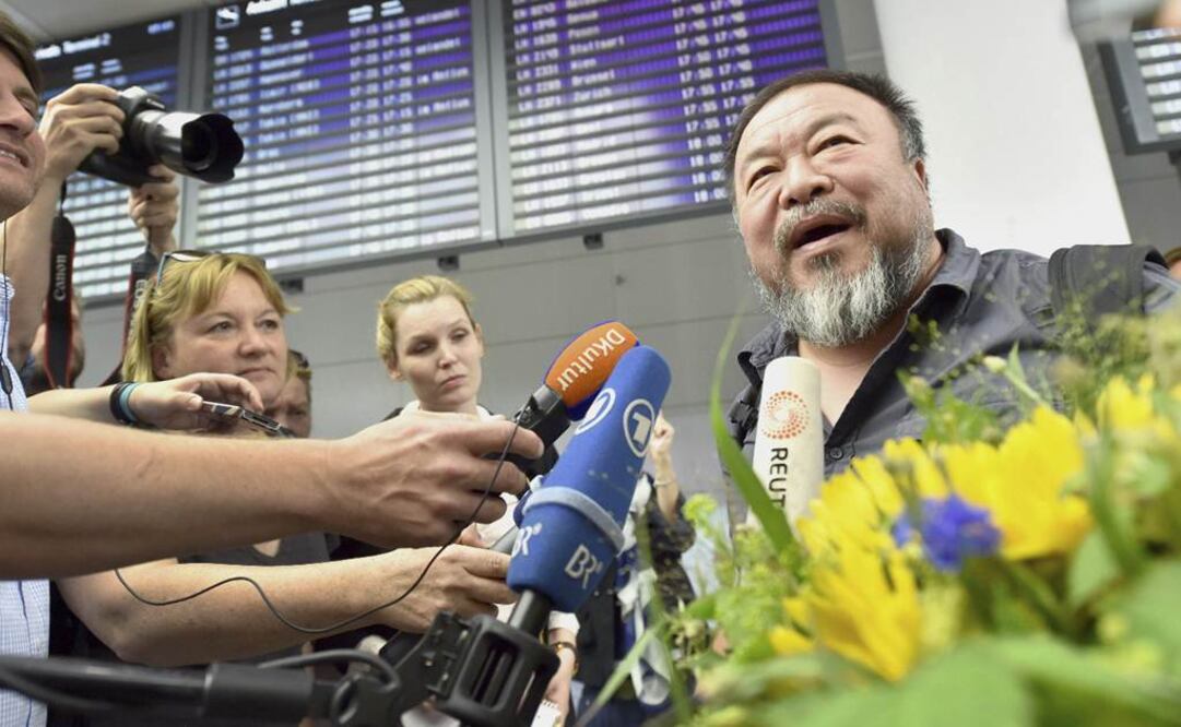 "Me siento muy bien por poder volver a viajar", aseguró el artista brevemente a medios alemanes, tras bajarse del avión. (FOTO: EFE).
