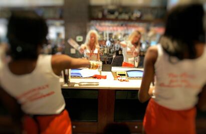 ¡Adiós minifaldas y escotes! Buscan prohibir imposición de atuendos sexistas a personal de bares y restaurantes 