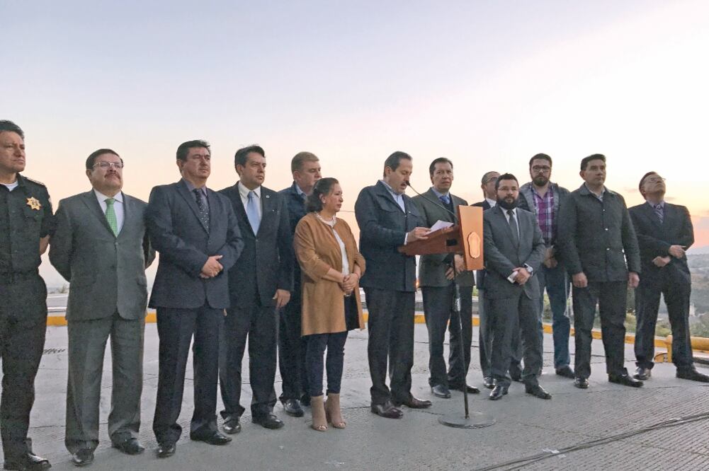 El Estado de México fue recorrido por cinco helicópteros con reflectores de alta potencia y durante el día se sumaron otras dos aeronaves para impedir y perseguir a eventuales saqueadores (REBECA JIMÉNEZ. EL UNIVERSAL)