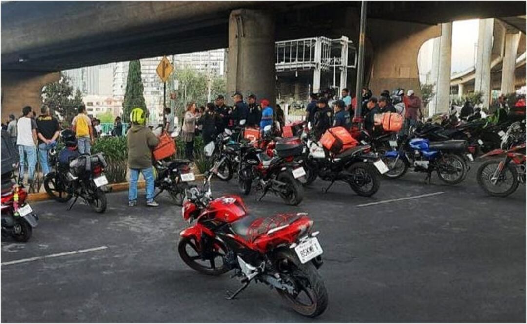 Riña entre motociclistas y policías en Periférico. Foto: Especial