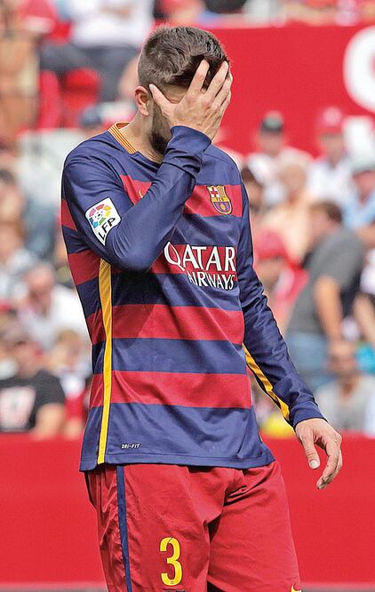 Gerard Piqué lamenta el revés, segundo de la temporada (MIGUEL ANGEL MORENATTI. AP)