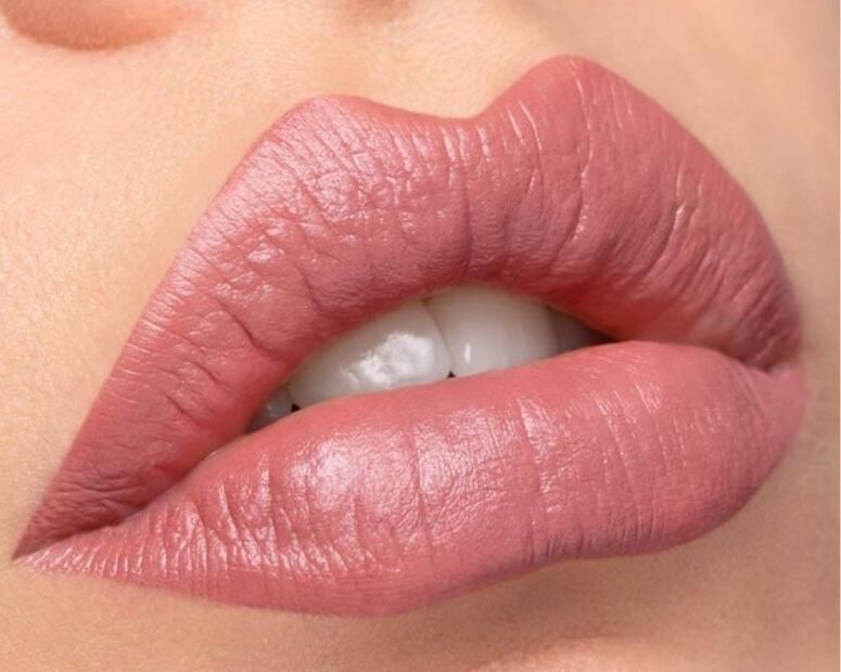 El labial rosa palo favorece a pieles claras y medias. Foto: Instagram @deivisbeauty