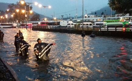 Lluvia inunda Insurgentes Norte a la altura de Indios Verdes