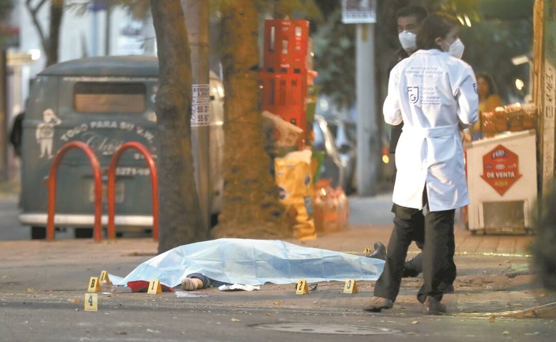 El crimen ocurrió en la intersección de las calles Progreso y Carlos B. Zetina, de la colonia Escandón, alcaldía Miguel Hidalgo. La víctima fue llevada al Incifo. Foto: Valente Rosas. EL UNIVERSAL