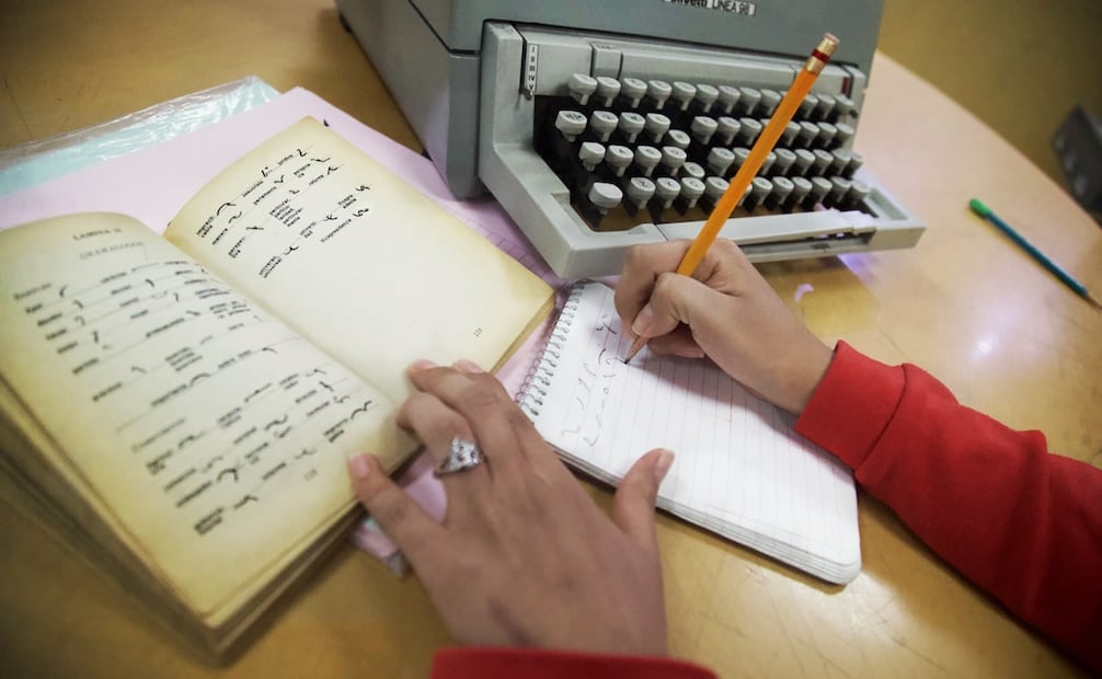 Aunque la disciplina de la taquigrafía ya no es tan común, todavía se le da la oportunidad con cursos en línea y talleres. Foto: Germán Espinosa/EL UNIVERSAL.
