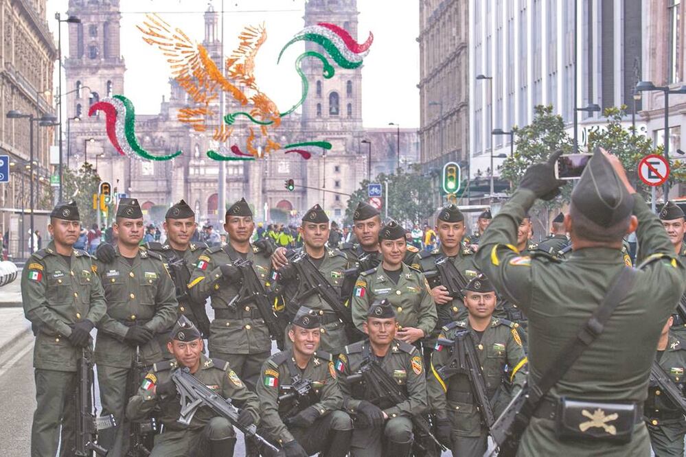 Algunos elementos de seguridad que participaron en el desfile de ayer aprovecharon la ocasión para retratarse. Foto/ARMANDO MARTÍNEZ. EL UNIVERSAL
