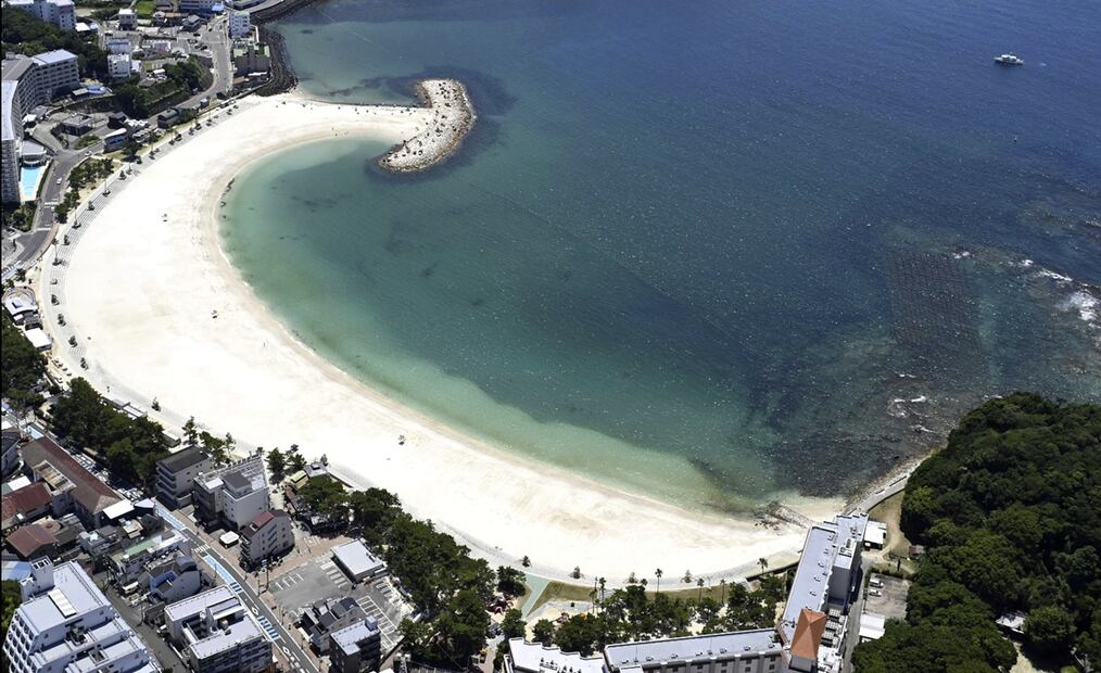 La imagen muestra una playa vacía en Shirahama, en la prefectura de Wakayama, en el oeste de Japón, tras la evacuación de los bañistas luego de que un potente sismo en el extremo oriental de Rusia provocó una alerta de tsunami, el 30 de julio de 2025. Foto: AP