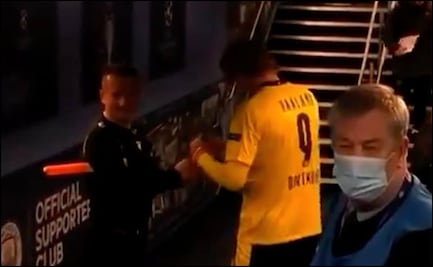 Árbitro le pide autógrafo al futbolista Erling Haaland en partido de Champions