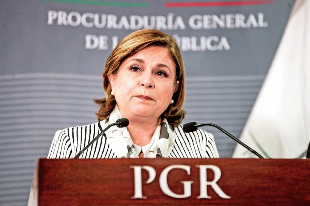 La procuradora Arely Gómez anunció la creación de un panel de expertos que analizarán 63 mil fragmentos hallados en el río y en el basurero de Cocula (RAMÓN ROMERO. EL UNIVERSAL)