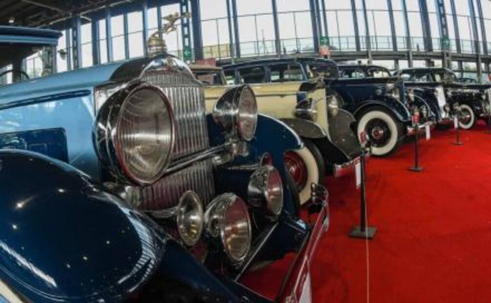 Vehículos clásicos exhiben su belleza en la UNAM