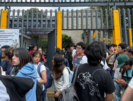 Desalojan a alumnos de Prepa 6 de la UNAM por presunta amenaza de artefacto explosivo; clases se mantienen suspendidas