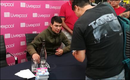 'Chucky' Lozano sonríe, saluda, firma autógrafos, pero no habla de su futuro