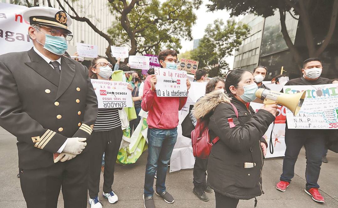Cientos de personas bloquearon ayer las puertas del Senado, lo que impidió el acceso de legisladores y, con ello, la comparecencia de Marcelo Ebrard; a estas protestas se sumaron miembros de la Marina Mercante. Foto: BERENICE FRAGOSO. EL UNIVERSAL