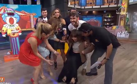 Natalia Téllez sufre caída en el programa "Hoy"