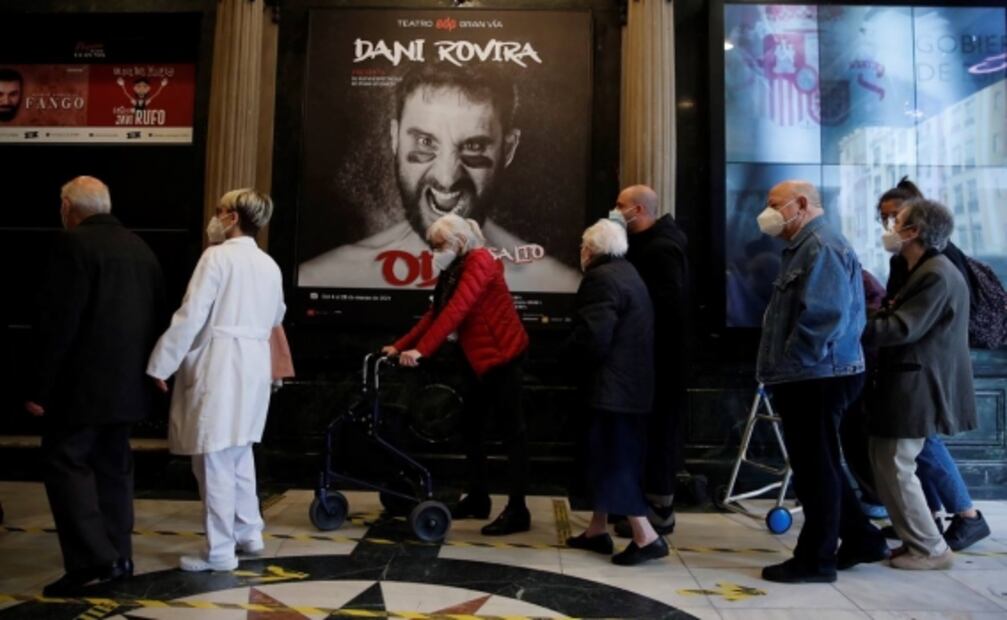 Adultos mayores, ya vacunados, van al teatro en Madrid tras un año de confinamiento