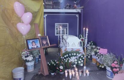 Familiares y vecinos velan a Katia, niña que murió tras recibir bala perdida; denuncian mal servicio en Hospital de Chalco