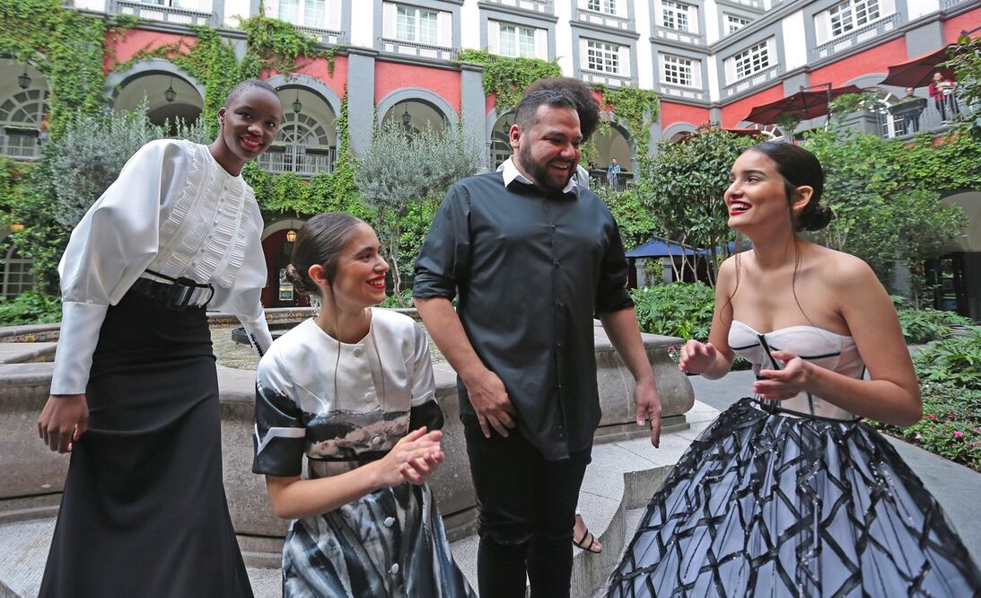 Siluetas 'Lady like' constituyeron la propuesta femenina y clásica del diseñador en el Ángel de la Independencia (Crédito: Eduardo Aragón y Sergio Tapia / EL UNIVERSAL)