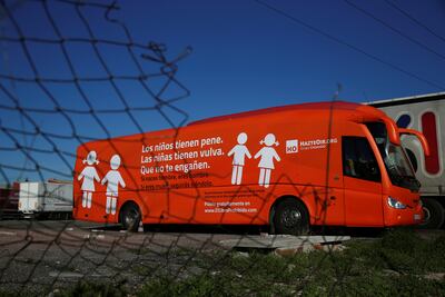 España pone freno a polémico autobús con mensaje contra niños transexuales