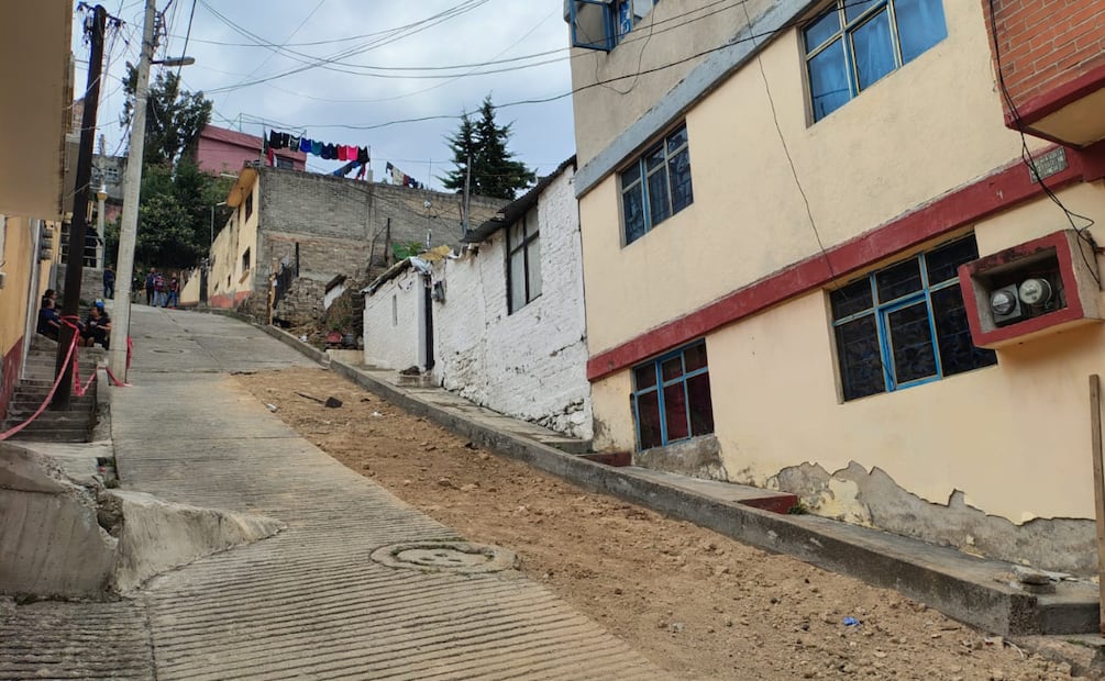 En la calle Prolongación de Mercadela, en la alcaldía Álvaro Obregón, frente a la casa blanca, se generó un socavón. | Foto: Arantxa Meave