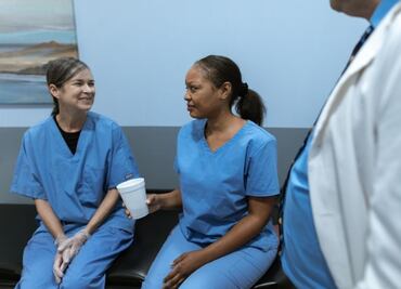 Despiden a enfermeras por burlarse en TikTok de lo que les molesta de los pacientes