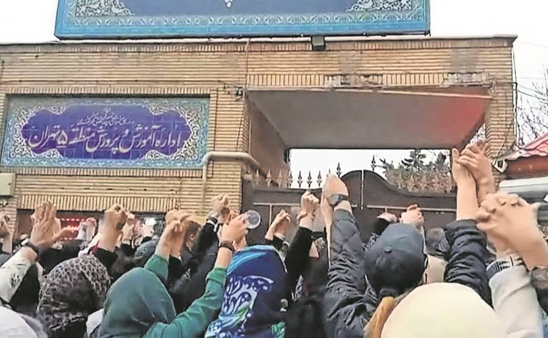 Familias corean consignas frente a un edificio del Ministerio de Educación en Teherán el 4 de marzo de 2023, luego de los ataques de envenenamiento contra estudiantes.