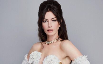 Anne Hathaway sorprende en vestido con capucha y transparencias