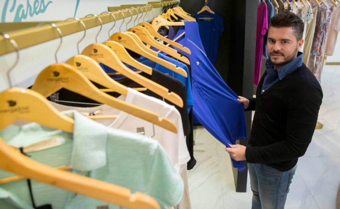 EFE/Sebastião Moreira | Fotografía del 14 de junio de 2016 del director de la empresa Megadose, un fabricante de ropa de gestante del estado brasileño de Paraná, João Ricardo Esteves, que presentó la colección en una tienda en la ciudad de Sao Paulo (Bras