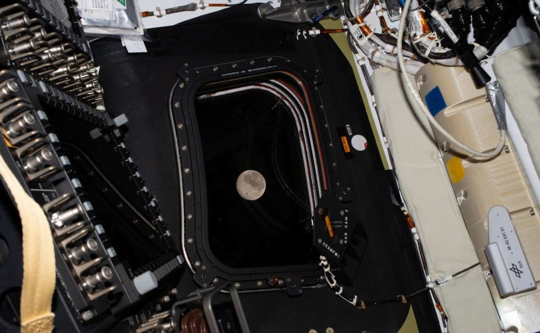 Imagen difundida por la NASA que muestra una vista de la Luna antes del sexto día de vuelo de la misión de Artemis II, que entra en su fase más importante este lunes, cuando los cuatro astronautas verán el lado más oculto de la Luna y superarán la distancia récord de más de 400.000 kilómetros en el espacio profundo desde la Tierra, lo que interrumpirá por un momento su comunicación con la NASA durante unos 40 minutos. Foto: EFE