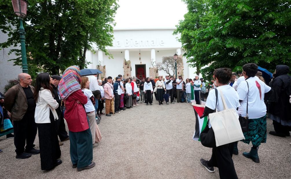 Manifestantes proPalestina en la Bienal de Venecia. Foto: AP.