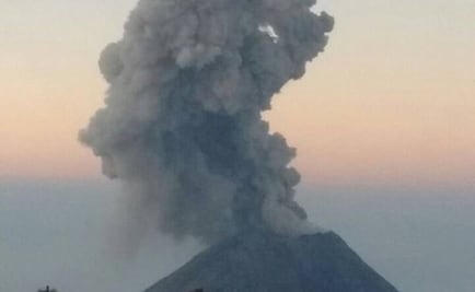 Volcán de Colima emite fumarola de mil metros