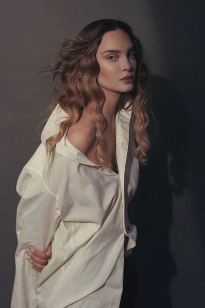 Belinda protagoniza portada de revista y luce más espectacular que nunca