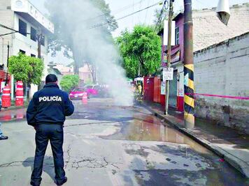 Bomberos controlan fuga de gas natural en Azcapotzalco