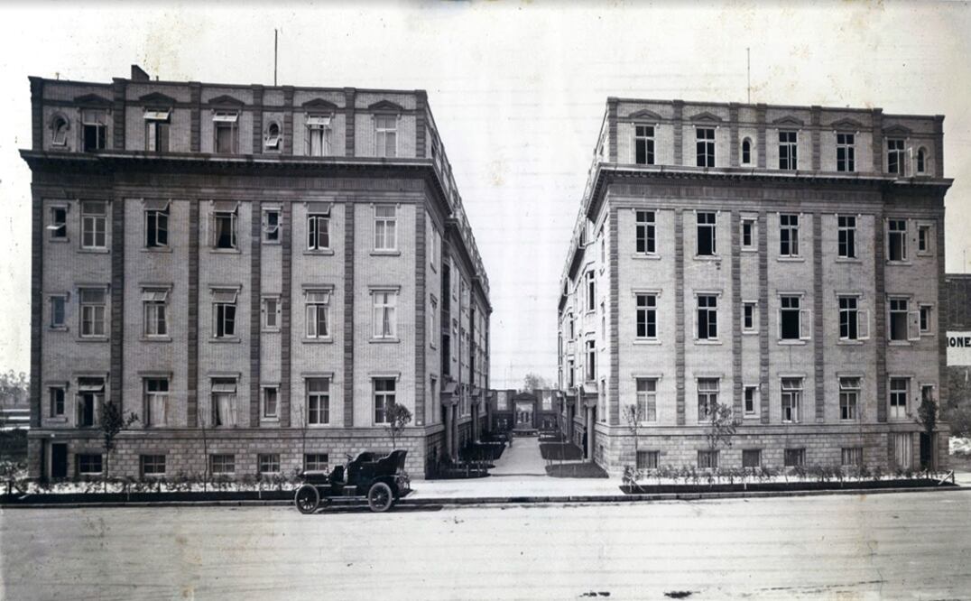 El recién inaugurado Hotel Geneve, en la calle de Liverpool, en la colonia Juárez, en una imagen de 1907. Este inmueble se conserva hasta la actualidad y es un referente del estilo de las construcciones de antaño que predominaban en el lugar y que cada vez se ven con menos frecuencia en la Zona Rosa. Crédito imagen: Col. Miller Sommer.