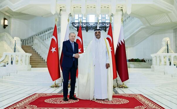 El presidente turco, Recep Tayyip Erdogan, con el emir de Qatar, el jeque Tamim bin Hamad Al Thani, ayer en Doha. Foto: EFE