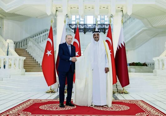 El presidente turco, Recep Tayyip Erdogan, con el emir de Qatar, el jeque Tamim bin Hamad Al Thani, ayer en Doha. Foto: EFE