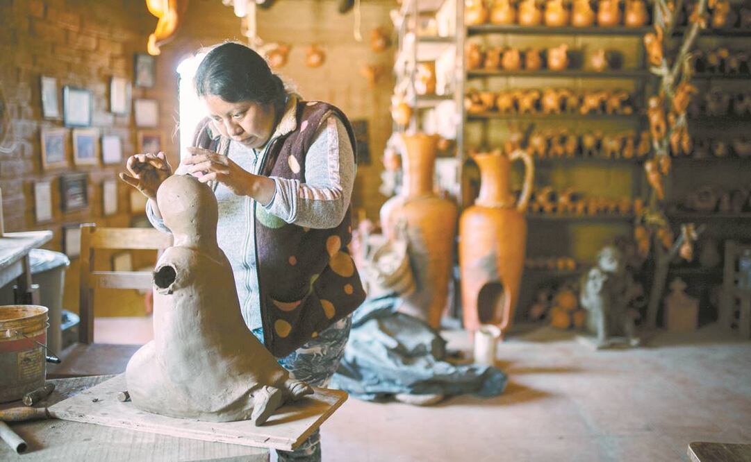 Elsa aprendió a trabajar el barro de la mano de su mamá, Anatolia Robles, quien creaba figuras con cerámica oaxaqueña. Su papá, José González, le enseñó a vender su artesanía. Fotos: Mario Martínez