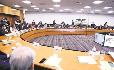 Paquete, sin asesores ni prensa