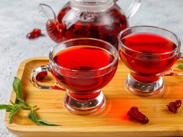 Estos son los beneficios de tomar infusión de jamaica en la noche